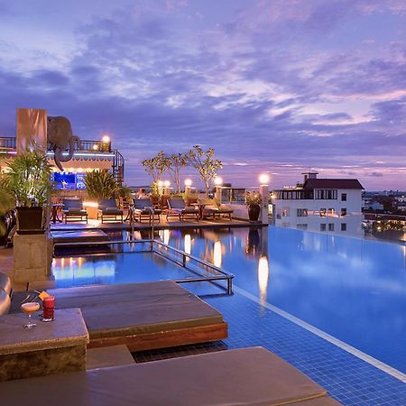 Two Seasons Siem Reap Hotel Exterior foto The rooftop pool at the hotel