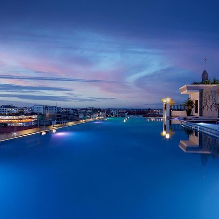 Two Seasons Siem Reap Hotel Exterior foto The rooftop pool at the hotel