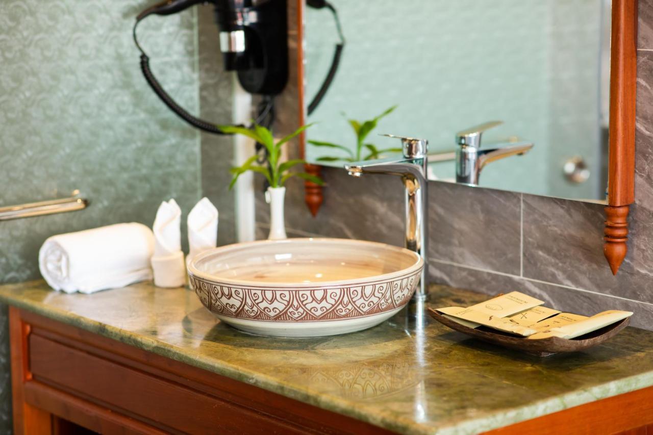 Two Seasons Siem Reap Hotel Exterior foto A vessel sink