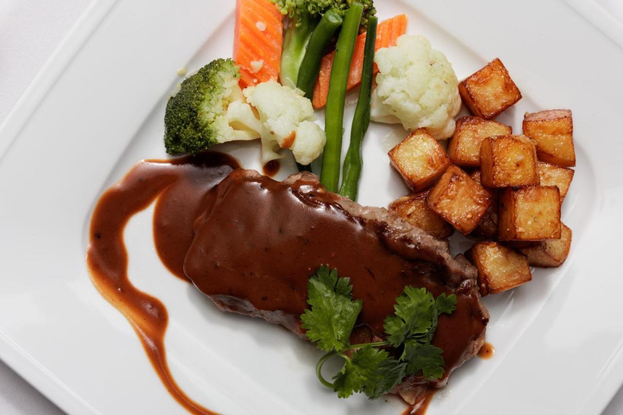Two Seasons Siem Reap Hotel Exterior foto A steak and vegetables meal