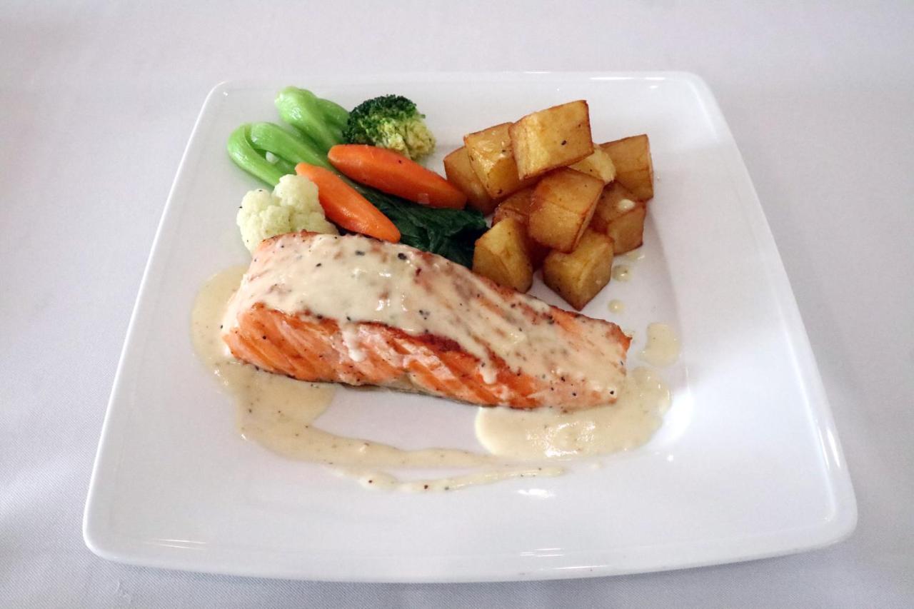 Two Seasons Siem Reap Hotel Exterior foto Salmon with vegetables