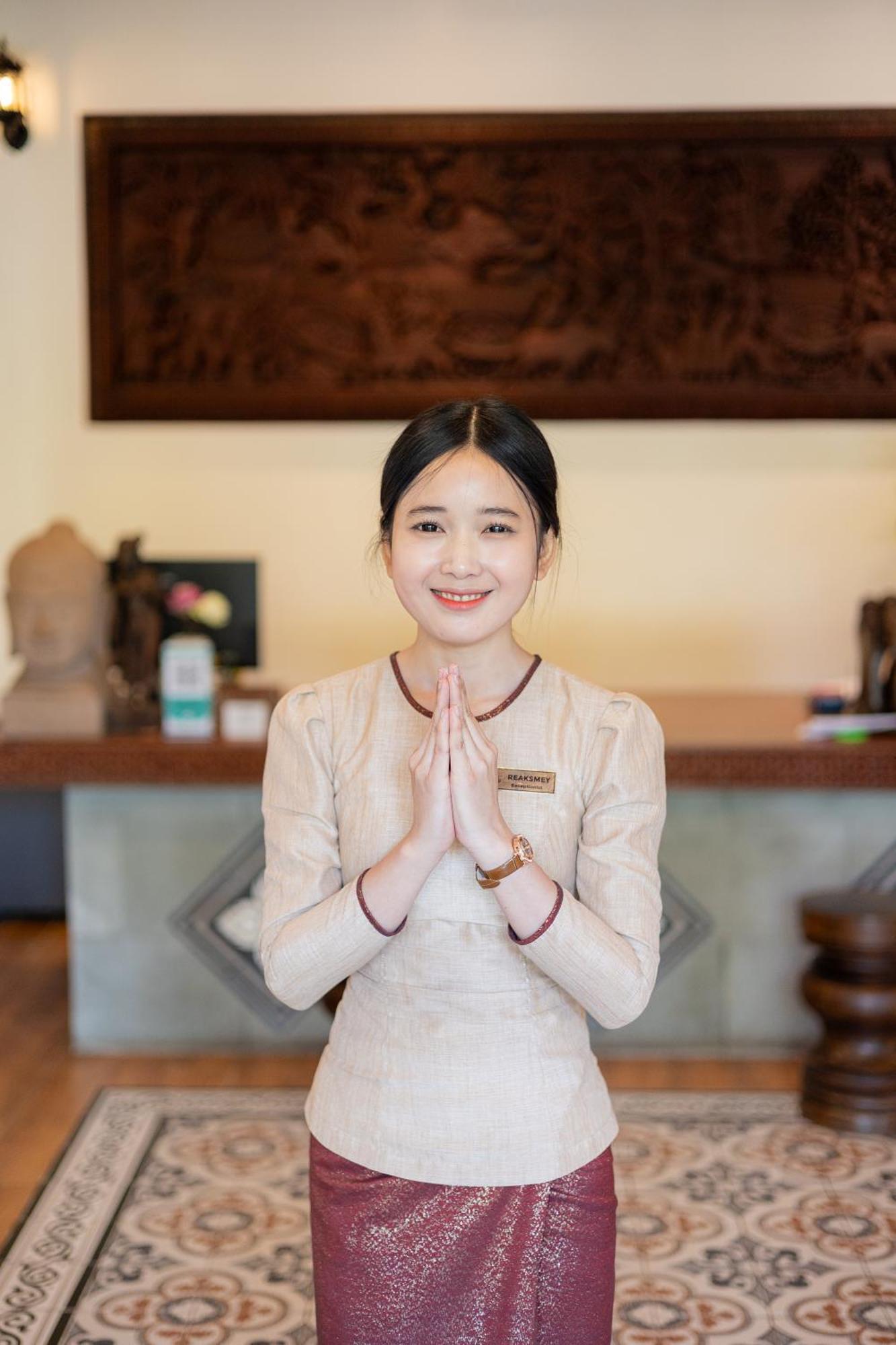 Two Seasons Siem Reap Hotel Exterior foto Thai woman greeting with the wai