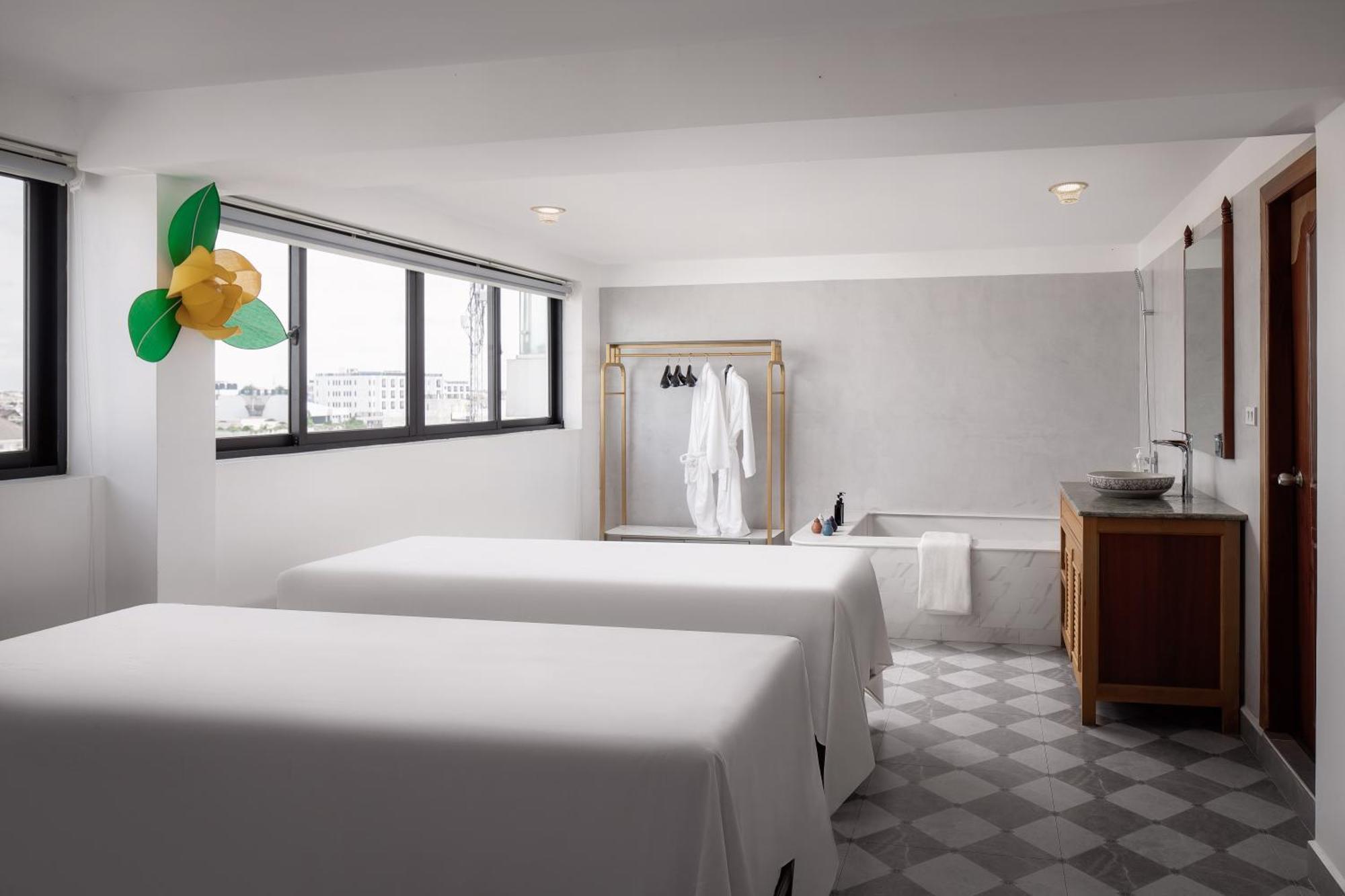 Two Seasons Siem Reap Hotel Exterior foto Spa at The Standard East Village