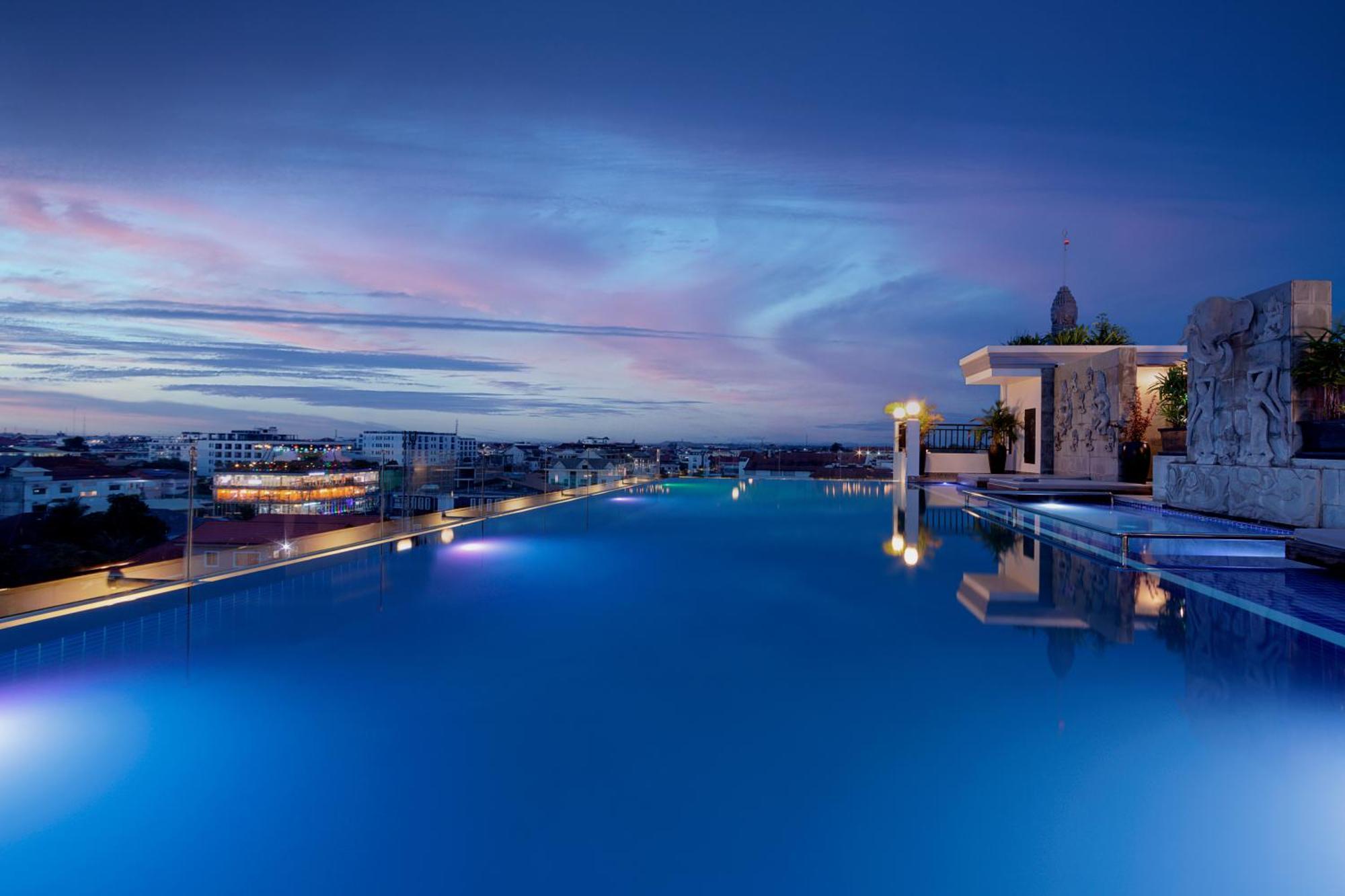 Two Seasons Siem Reap Hotel Exterior foto The rooftop pool at the hotel